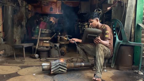 Soldador-Máquina-De-Soldadura-De-Metal,-Trabajador-Haciendo-Metalistería-En-Taller-De-Fábrica-En-Bangladesh