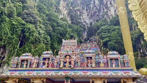 Batu-Caves-statue-and-entrance-near-Kuala-Lumpur,-Malaysia