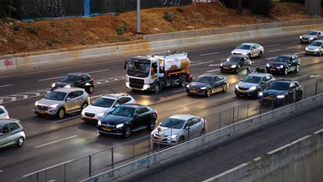 Sentido-De-La-Carretera-Organizada-El-Tráfico-Diariamente-En-Tel-Aviv-Ayalon-Israel