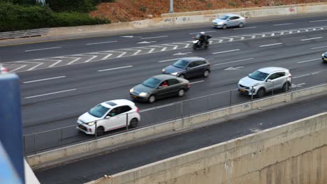 Sich-Schnell-Bewegender-Pendelverkehr-Auf-Der-Autobahn-20-Ayalon-Israel