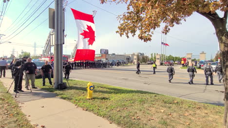 Enorme-Bandera-Canadiense-Levantada-Sobre-La-Calle-En-Toronto-Para-El-Memorial-Del-Oficial-De-Policía