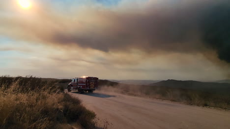 Camión-De-Bomberos-Estadounidense-Pasando-Por-Una-Dramática-Escena-De-Incendio