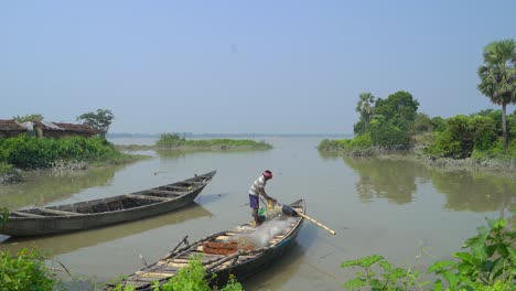 Ein-Seemann-Bereitet-Ein-Boot-Zum-Angeln-Im-Fluss-Vor