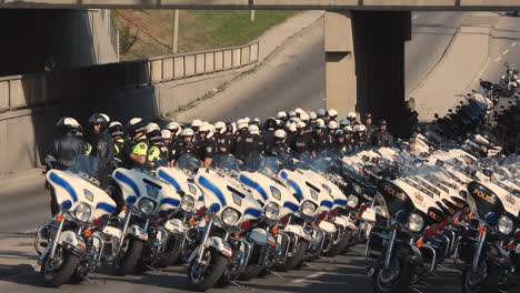 Toronto,-Canadá,-04-De-Febrero-De-2022:-Grupo-De-Policías-Estacionando-Motocicletas-En-La-Calle