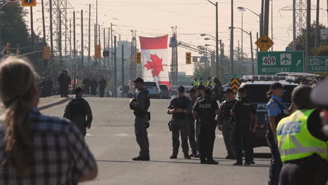 21.-September-2022---Die-Polizei-Wartet-Mitten-Auf-Einer-Gesperrten-Straße-Auf-Den-Trauerzug-Für-Den-Polizisten-Andrew-Hong-Bei-Den-Toronto-Polizeidiensten