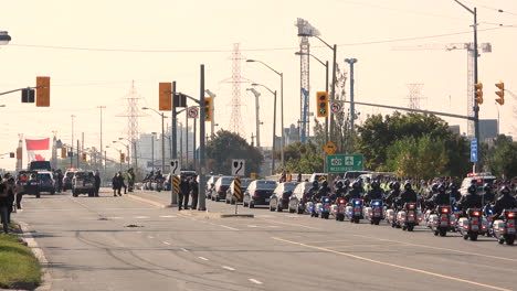 Desfile-De-Policías-Que-Participan-En-Los-Honores-Fúnebres-Del-Agente-Del-Servicio-De-Policía-De-Toronto,-Andrew-Hong,-Asesinado-En-El-Cumplimiento-De-Su-Deber-En-Toronto,-Canadá