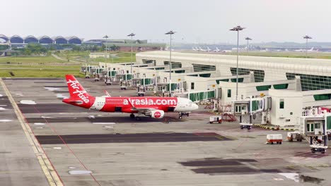 Toma-En-ángulo-Alto-De-Un-Avión-Aisa-De-Aire-En-El-Aeropuerto-Internacional-De-Kuala-Lumpur-En-Malasiya-En-Un-Día-Nublado