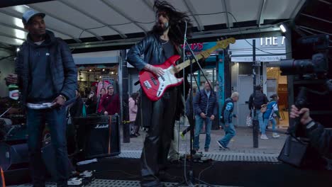 Toma-De-Un-Festival-De-Música-En-Vivo-Al-Aire-Libre-Con-Una-Banda-De-Música-Moviéndose-Sobre-Un-Escenario-En-Movimiento-Tirado-Por-Camiones-A-Lo-Largo-De-La-Calle-De-Londres,-Reino-Unido-Durante-El-Día