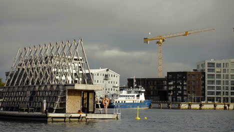 Sauna-Pust-Tromso---Sauna-Flotante-En-El-Puerto-De-Tromso,-Noruega