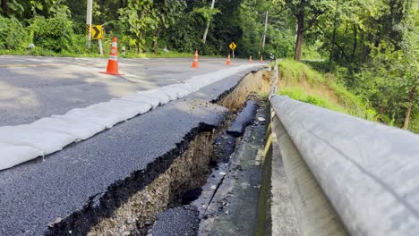 Rissige-Asphaltstraße,-Verursacht-Durch-Starke-Regenfälle-Und-Überschwemmungen-In-Nordthailand