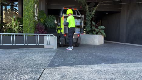 Postie-Entregando-Correos-Y-Paquetes-En-El-último-Vehículo-Eléctrico-Que-Funciona-Con-Baterías,-Australia-Después-De-Combatir-El-Cambio-Climático,-Reducir-El-Impacto-Ambiental,-Brisbane,-Ciudad-Capital-De-Queensland