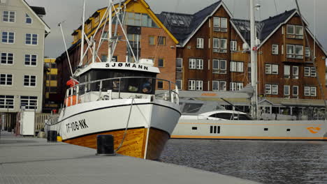 Barcos-De-Lujo-Y-Barcos-Amarrados-Para-Atracar-En-El-Puerto-De-Tromso-En-Noruega