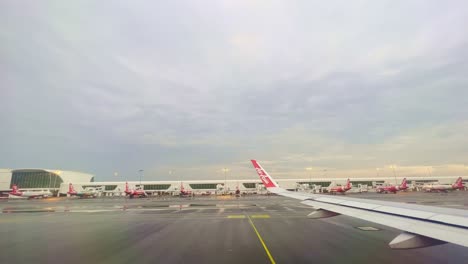 Blick-Auf-Den-Flughafen-Aus-Dem-Fenster-Des-Flugzeugs