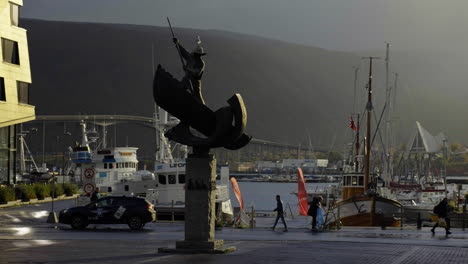 Die-Arktische-Jäger--Oder-Walfängerstatue-In-Tromso-Marina-An-Der-Norwegischen-Küste