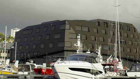 Toma-Exterior-Del-Edificio-Kysten&#39;s-Hus-En-Tromso