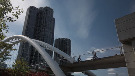 Äußere-Niedrige-Winkelaufnahme-Von-Radfahrern,-Die-Die-Humber-Bay-Bogenbrücke-überqueren