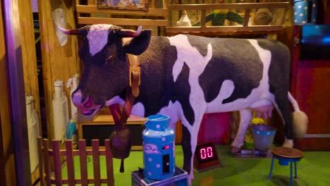 Fotografía-Panorámica-Que-Gira-En-Torno-A-Una-Cabeza-Móvil-Automatizada-De-Vacas-Holstein-Friesian-En-Un-Parque-De-Atracciones-En-Londres,-Reino-Unido-Por-La-Noche