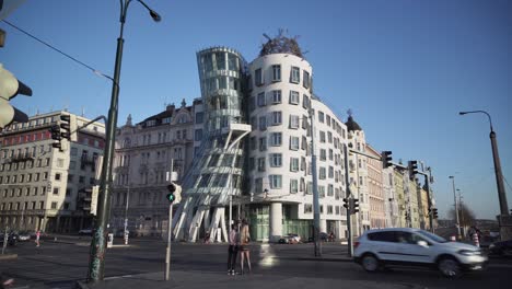 Tanzendes-Haus-Oder-Tancici-Dum-In-Prag,-Verkehr-Und-Menschen-Weitwinkelansicht