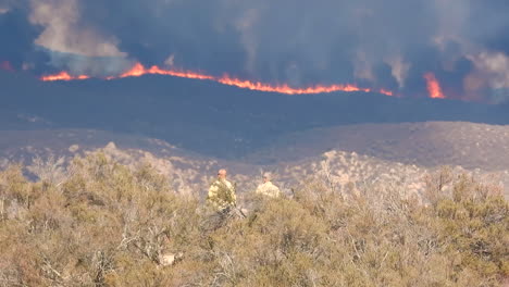 Oficiales-De-Emergencia-Mirando-El-Destructivo-Fuego-De-Fairview-Hemet-California