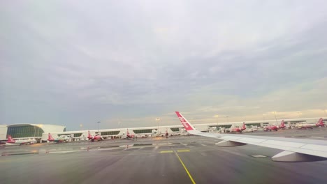 Vista-Del-Aeropuerto-Desde-La-Ventana-Del-Avión-Estacionado