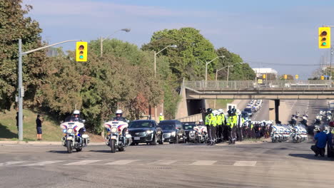 Hunderte-Von-Polizisten-Erweisen-Bei-Der-Andrew-Hong-Tribute-Memorial-Prozession-Ihren-Respekt