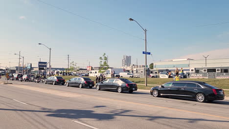 21.-September-2022---Reihe-Von-Schwarzen-Luxuslimousinen,-Die-Auf-Der-Straße-Geparkt-Sind,-Um-Den-Polizisten-Andrew-Hong-Bei-Den-Toronto-Polizeidiensten-Zu-Beerdigen