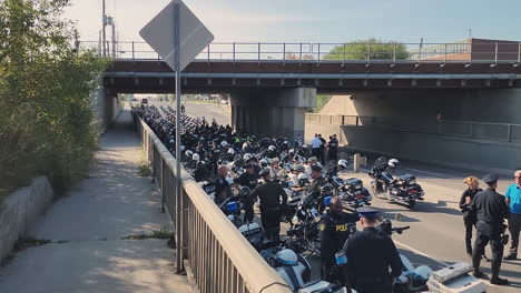 Cientos-De-Agentes-De-La-Ley-Se-Reúnen-En-La-Calle-Para-Una-Procesión-De-Oficiales-Caídos