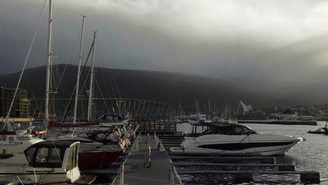 Panoramablick-Auf-Den-Hafen-Von-Tromso-Mit-Der-Stadt-Im-Hintergrund-In-Nordnorwegen