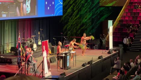 Ureinwohner,-Die-Einen-Zeremoniellen-Willkommenstanz-Und-Eine-Spirituelle-Reinigung-Bei-Der-übergroßen-Großen-Australischen-Staatsbürgerschaftszeremonie-In-Der-Great-Hall-Des-Kongress--Und-Ausstellungszentrums-Von-Brisbane-Aufführen