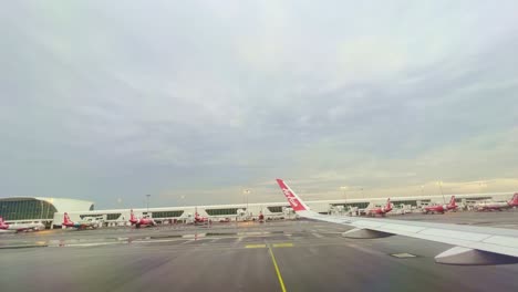 Blick-Aus-Dem-Fenster-Des-Flugzeugs,-Das-Im-Dezember-Am-Flughafen-Kuala-Lumpur-Abhebt