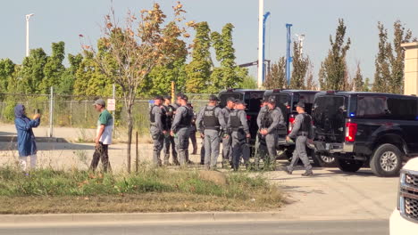 Policías-Armados-Y-Uniformados-Se-Reúnen-Con-Patrullas-Paradas-En-Círculo-En-La-Procesión-De-Andrew-Hongs