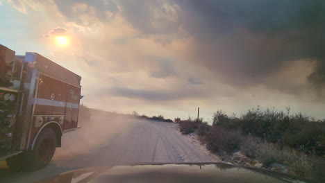 Vorbeifahrendes-Feuerwehrauto-Während-Der-Fahrt-In-Richtung-Waldbrandort,-Pov