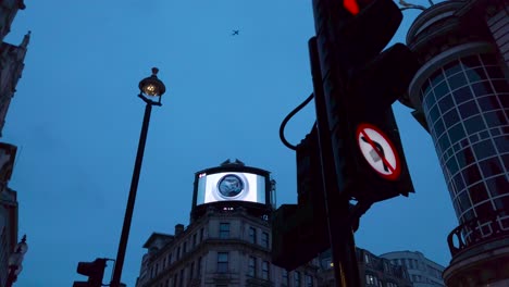 Time-Square-De-Noche,-Pantallas-Led-Con-Publicidad-En-La-Calle