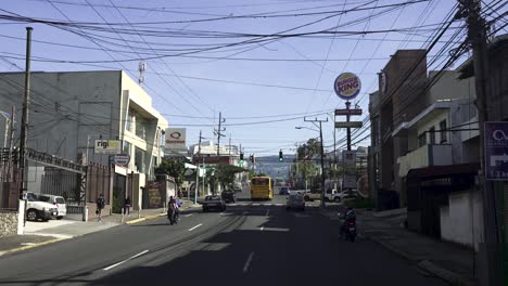 Avanzando-Dentro-De-Un-Automóvil-En-Una-Calle-Concurrida-Con-Restaurantes-De-Franquicia-Burger-King-Y-Quiznos,-Dolly-Forward-Shot