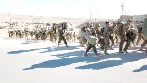 Tiro-De-Tropas-De-Soldados-Caminando-Hacia-Adelante-Durante-La-Operación-Militar-En-El-Desierto