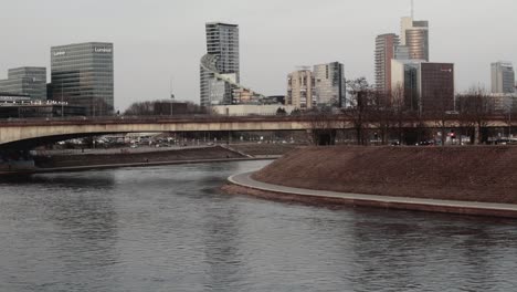 Tráfico-En-El-Puente-De-Vilnius,-Lituania