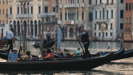 Gondel-In-Zeitlupe,-Die-Mit-Touristen-In-Venedig,-Italien,-Abfährt