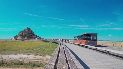 Personas,-Autobuses-Y-Ciclistas-Utilizan-El-Famoso-Puente-Passerelle-De-Mont-saint-michel