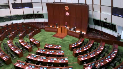 Vista-De-Pájaro-De-Una-Cámara-Principal-Vacía-Del-Consejo-Legislativo-Como-Emblemas-De-La-Región-Administrativa-Especial-De-La-República-Popular-De-China-Y-Hong-Kong-Vistos-Sobre-El-Presidente-Electo-Presidente