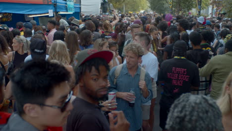 Multitud-De-Personas-En-La-Calle-En-El-Carnaval-De-Notting-Hill-De-Fiesta-Y-Feliz