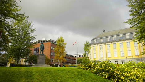 Panoramablick-Auf-Roald-Amundsen-Denkmal-Und-Nordnorwegisches-Kunstmuseum-Mit-Bewölkung-An-Einem-Sonnigen-Tag-In-Tromso,-Norwegen