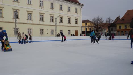 Gente-Patinando-Sobre-Hielo-Al-Aire-Libre-Durante-Las-Vacaciones-De-Navidad