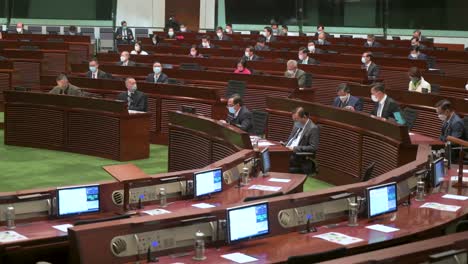 Los-Legisladores-De-Hong-Kong-Asisten-A-Una-Reunión-En-La-Cámara-Principal-Del-Consejo-Legislativo-En-Hong-Kong