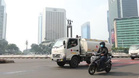 Ein-Desinfektionssprühwagen-Zur-Beseitigung-Des-Covid-19-Virus-Durchquert-Das-Herz-Der-Hauptstadt-Jakarta,-Um-Genau-Zu-Sein,-Am-Denkmal-Der-Monas-Pferdestatue