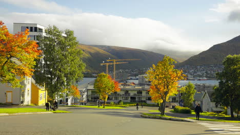 árboles-Coloridos-Y-Gente-Ocupada-En-Un-Barrio-En-Un-Día-Típico-De-Otoño-En-Tromso,-Noruega