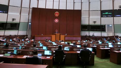 Se-Ve-A-Los-Legisladores-Chinos-Asistiendo-Y-Sentados-En-Una-Reunión-En-La-Cámara-Principal-Del-Consejo-Legislativo-En-Hong-Kong.