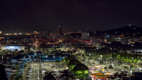 Zeitraffer-Des-Nachtlebens-Am-Moselhafen,-Innenstadt-Von-Noumea-Im-Hintergrund