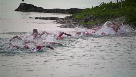 Gruppe-Lateinamerikanischer-Teenager-Jungen-Teilnehmer-Teilnehmer-Wettbewerber,-Die-Einen-Triathlon-Wettbewerb-Aus-Dem-Wasser-Heraus-Starten