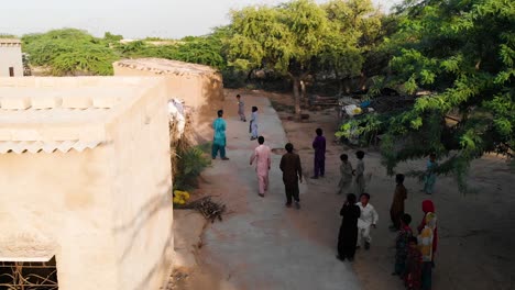 Gruppe-Von-Kindern,-Die-Cricket-In-Einem-Ländlichen-Dorf-In-Sindh-Spielen