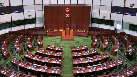 Vista-De-Pájaro-De-Una-Cámara-Principal-Vacía-Del-Consejo-Legislativo-Como-Emblemas-De-La-Región-Administrativa-Especial-De-La-República-Popular-De-China-Y-Hong-Kong-Vistos-Sobre-El-Presidente-Electo-Presidente